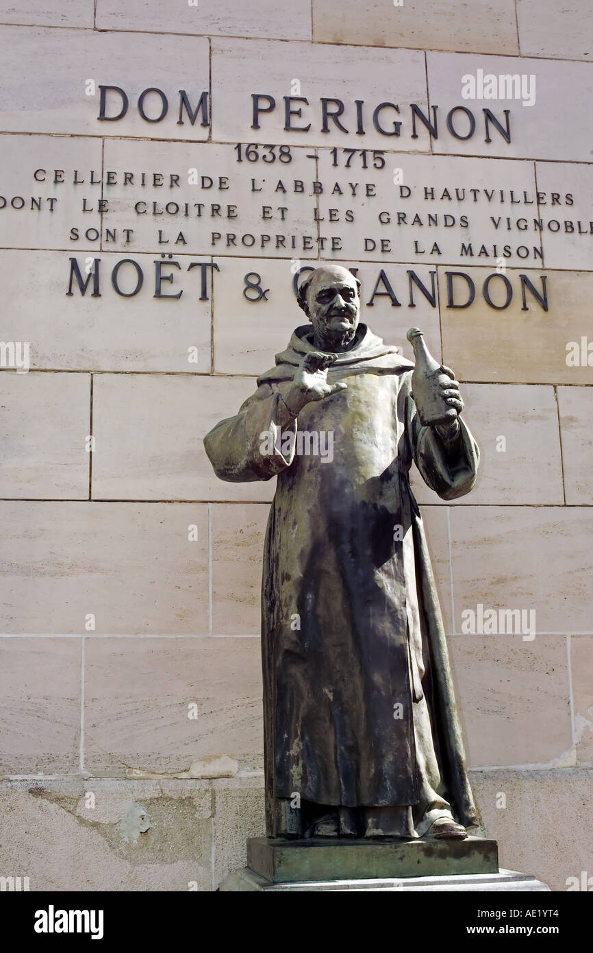 La statue de Dom Perignon, créateur du champagne, à Epernay, France News  Photo - Getty Images