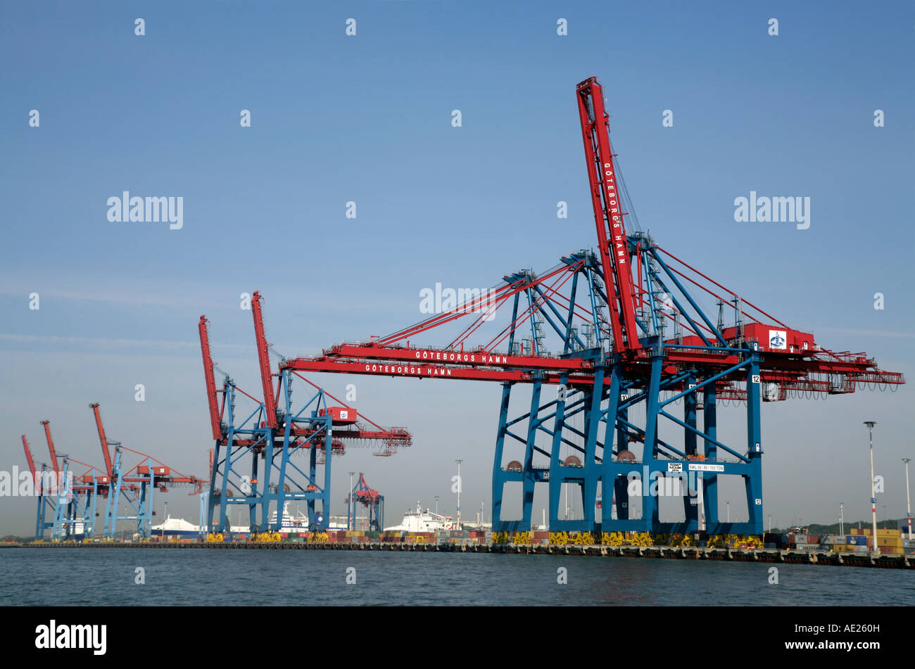 Simicranes Harbor cargo cranes shipping port hi-res stock photography and images ...