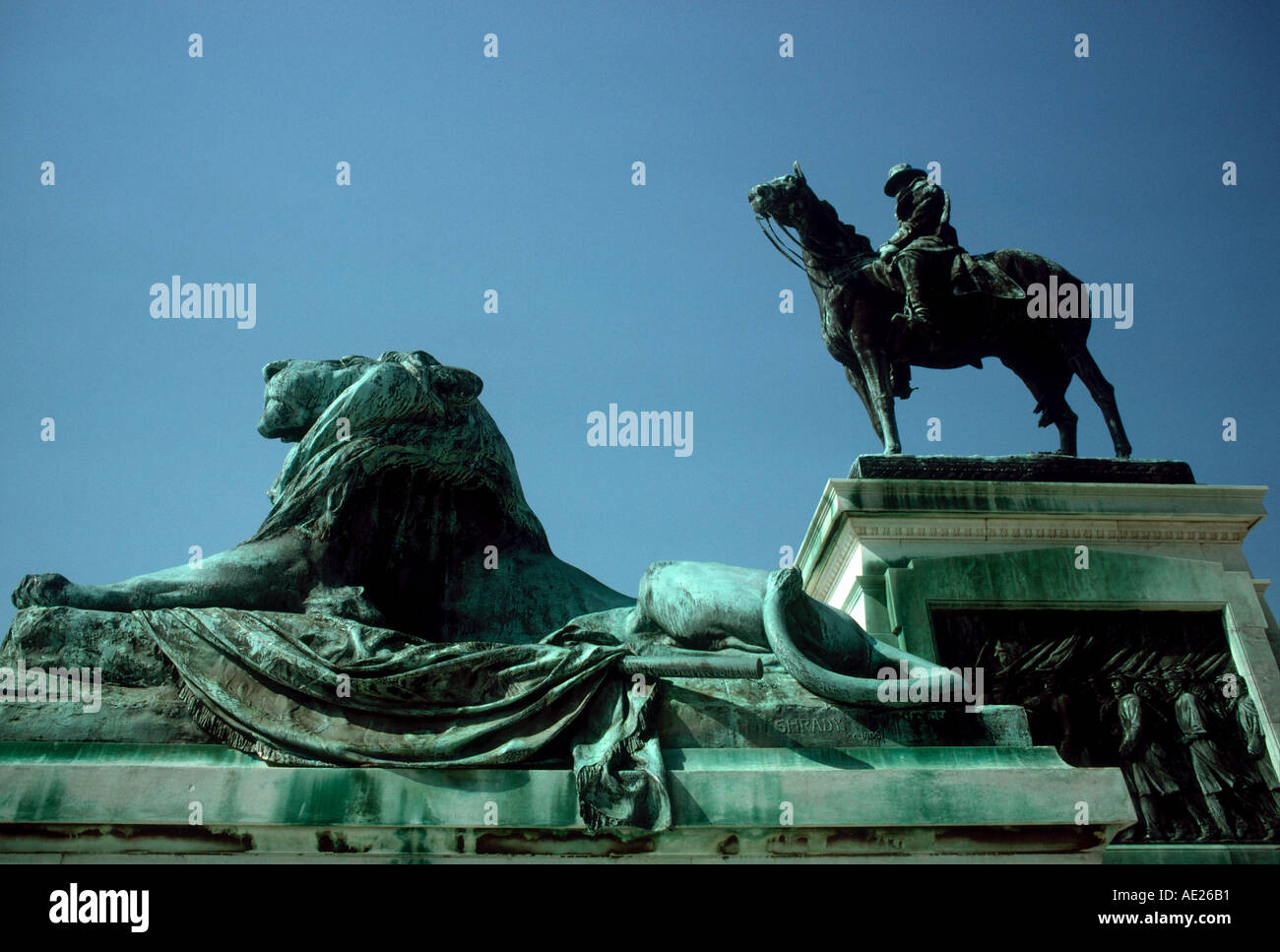 STATUE OF GENERAL GRANT IN FRONT OF CAPITOL BUILDING WASHINGTON DC