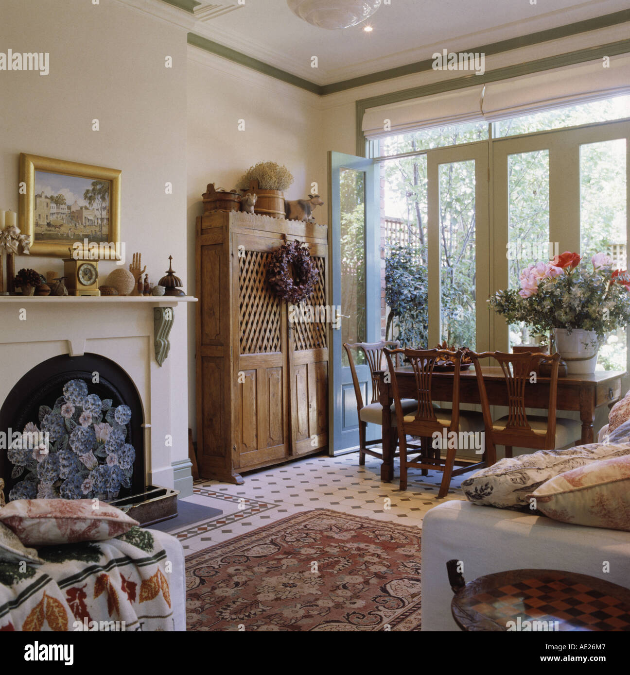 Interiors hi-res stock photography and images - Alamy