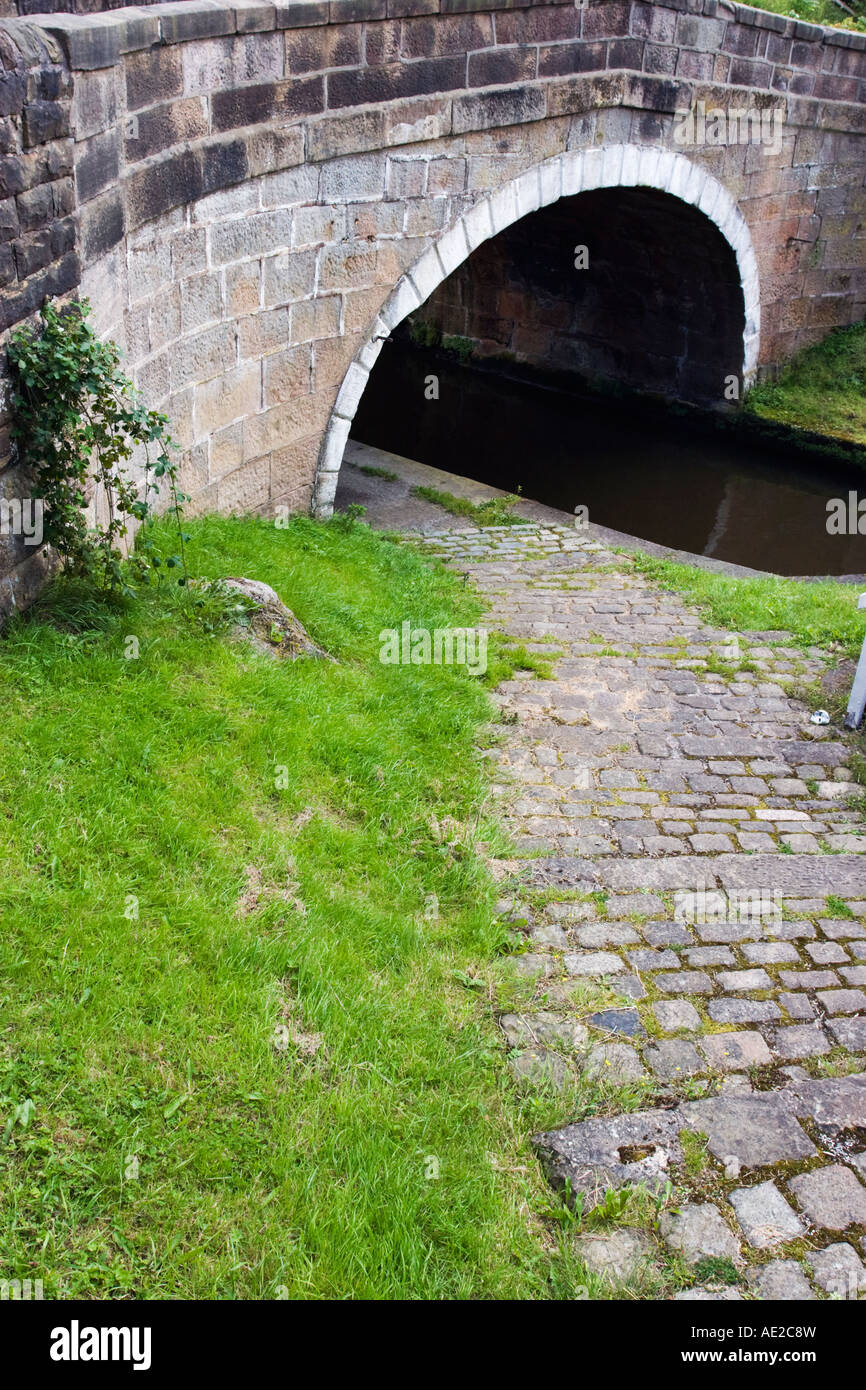 Stone bridge over Leeds Liverpool Canal at Barrowford Stock Photo Alamy