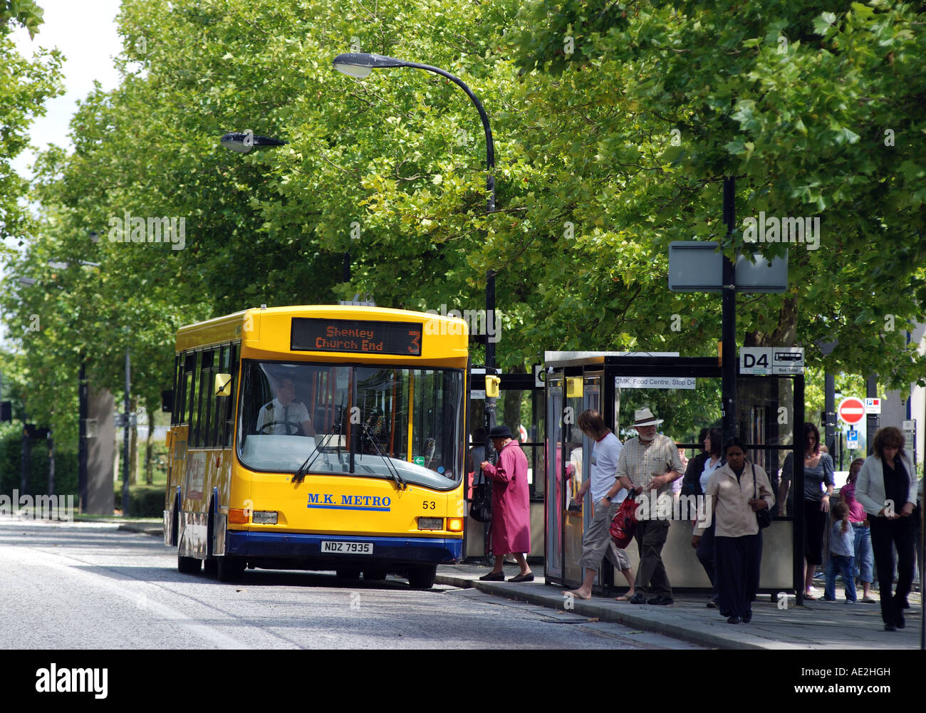 MK Metro bus at bus stop in Midsummer Boulevard, central Milton Keynes, Buckinghamshire, England, UK Stock Photo