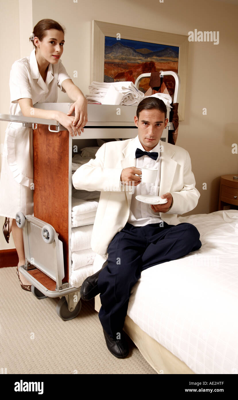 гости в отеле. как называют в гостинице отъезд постояльца. горничные в гостинице. мужчина и женщина в гостинице. на ресепшене в отеле.