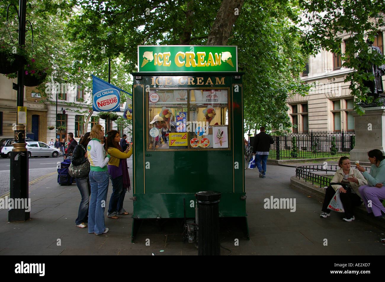 London icecream ice cream van people tourists queue queuing waiting Stock Photo