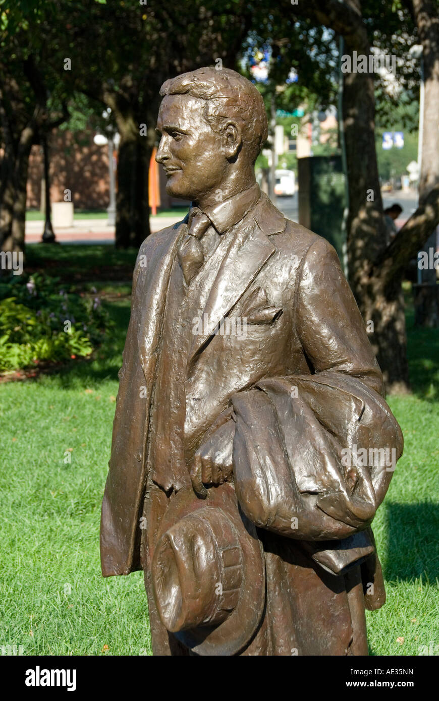 Minnesota Twin Cities Minneapolis Saint Paul F Scott Fitzgerald author statue in Rice Park in St Paul Stock Photo