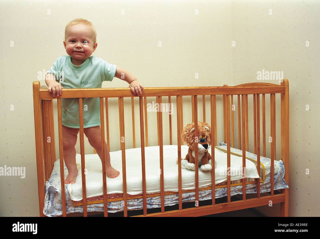 accessoires Een deel Onafhankelijk Baby of 8-9 month old learning to walk in a child's bad. Russia Stock Photo  - Alamy
