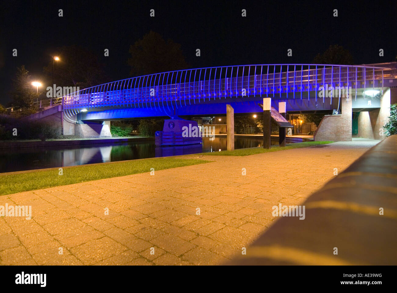 PICTURE CREDIT Doug Blane Blue bridge at night in Newbury on the kennet and avon canal Stock Photo