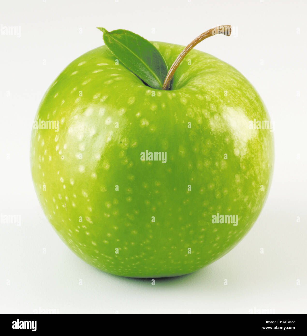 SINGLE GREEN APPLE Stock Photo - Alamy