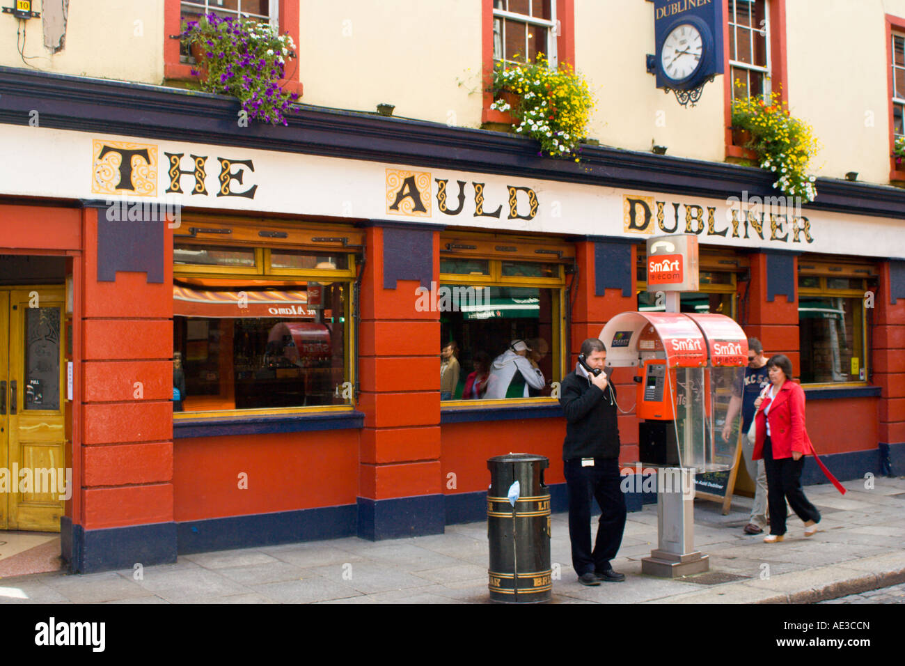 The Auld Dubliner Bar Dublin Ireland August 2007 Stock Photo Alamy