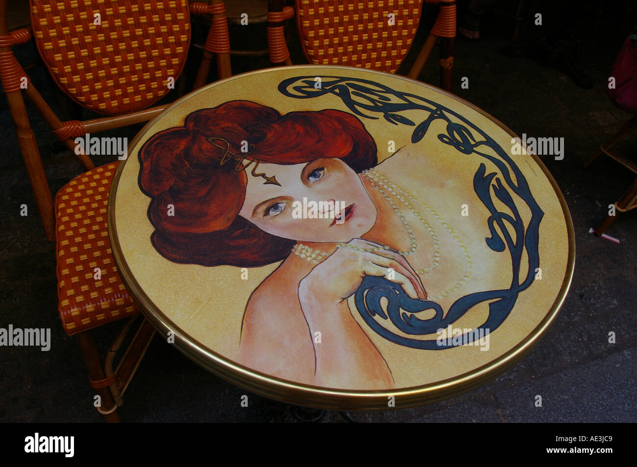 Paris table cafe art nouveau Stock Photo Alamy