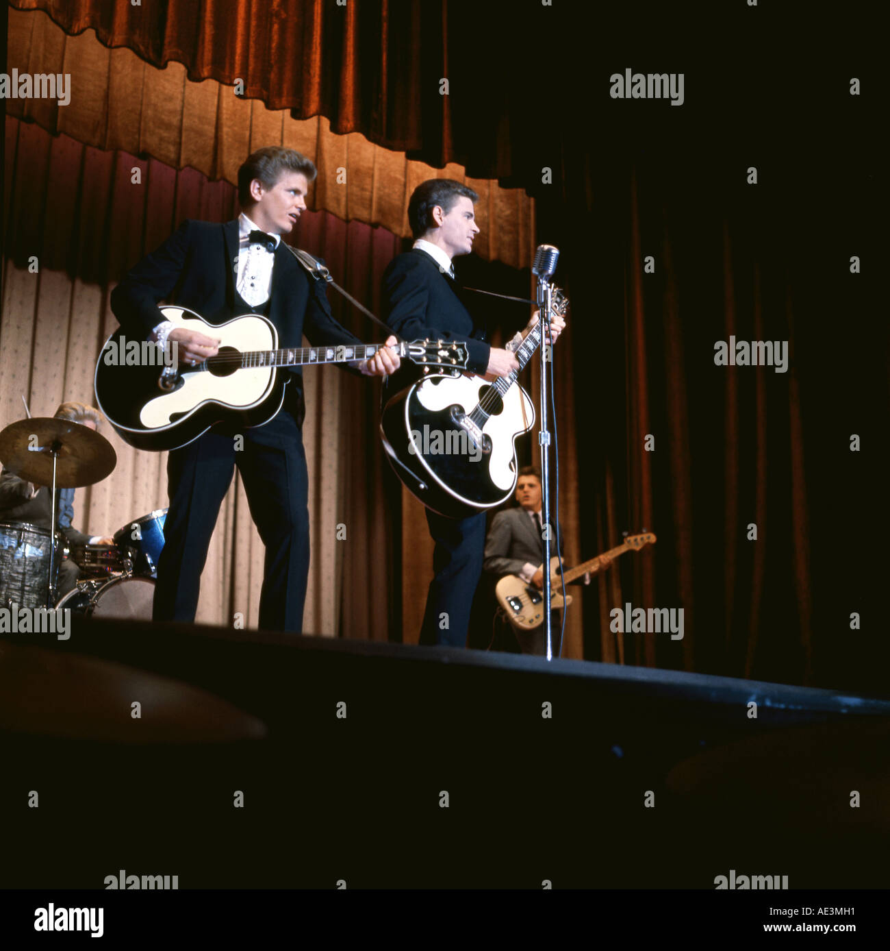 EVERLY BROTHERS  in the 1960s with Phil at left and Don Stock Photo