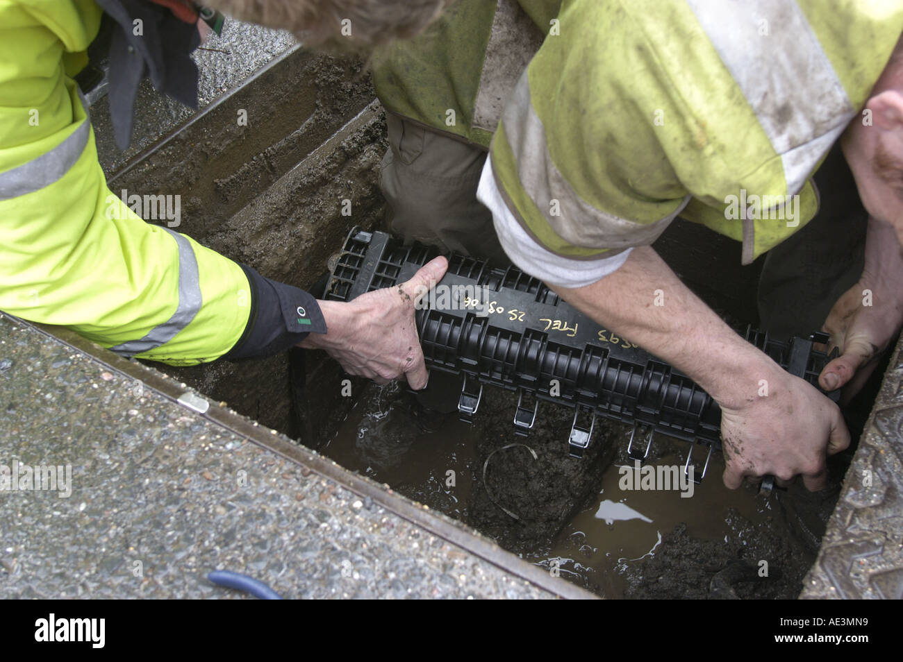 Bt engineers digging hi-res stock photography and images - Alamy