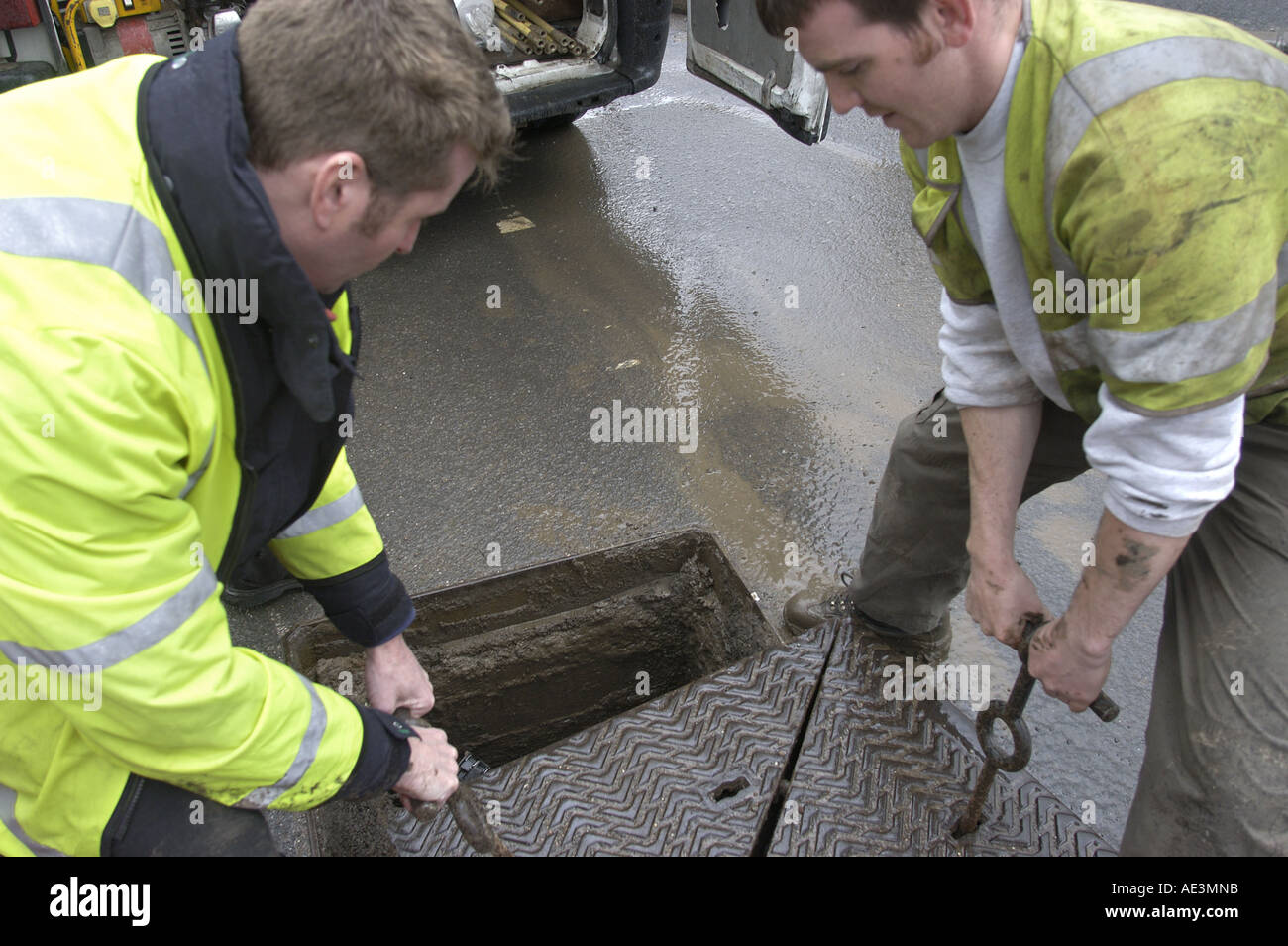 Bt engineers digging hi-res stock photography and images - Alamy