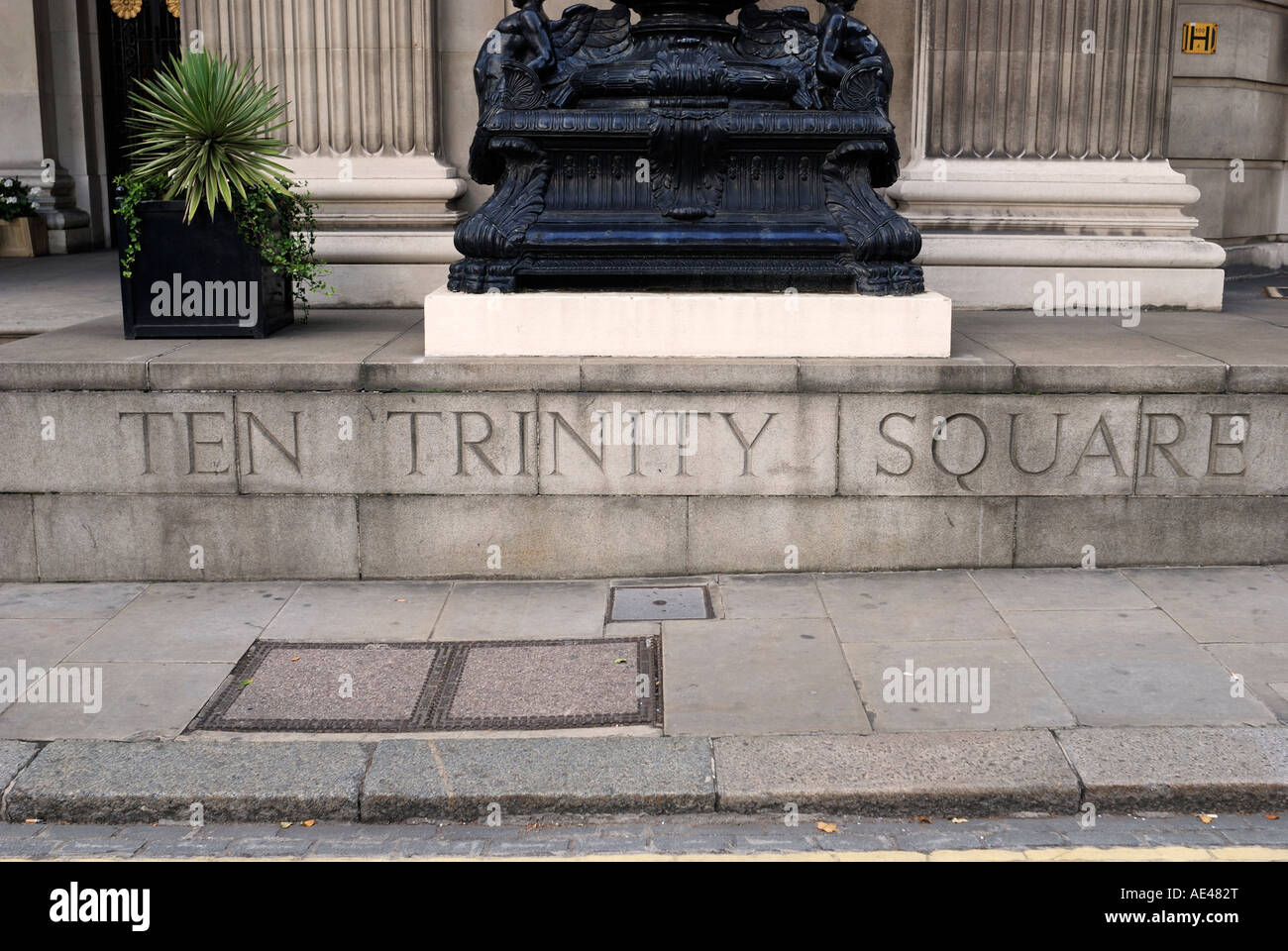 SIGN FOR NO 10 TRINITY SQUARE FORMER PORT OF LONDON AUTHORITY BUILDING LONDON ENGLAND Stock Photo