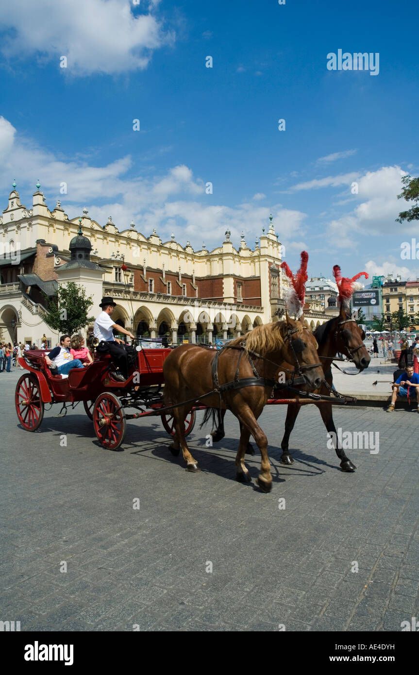 Horse & carriages in Main Market Square, Old Town District (Stare Miasto), Krakow (Cracow), UNESCO World Heritage Site, Poland Stock Photo