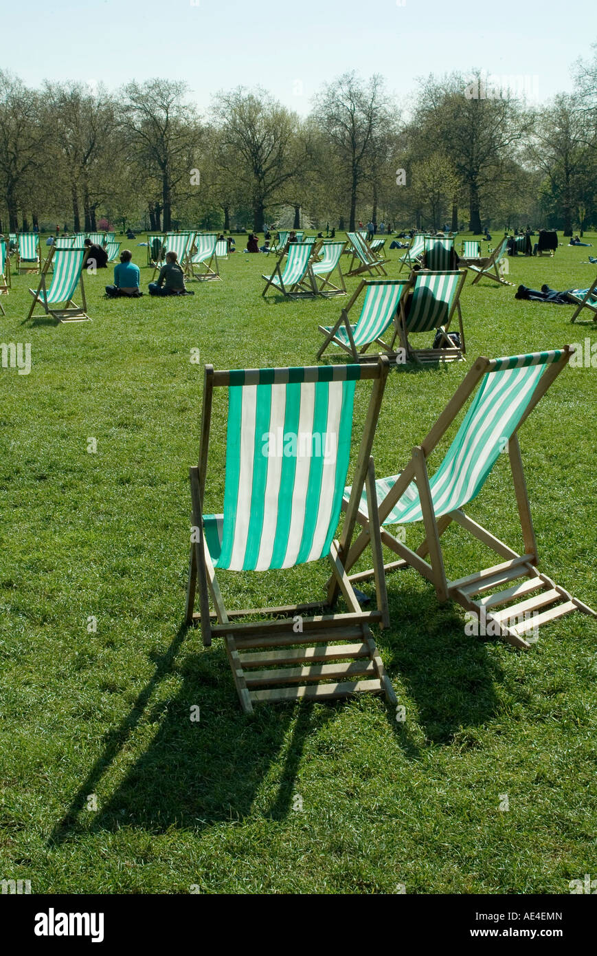 Deck chairs park hi-res stock photography and images - Alamy