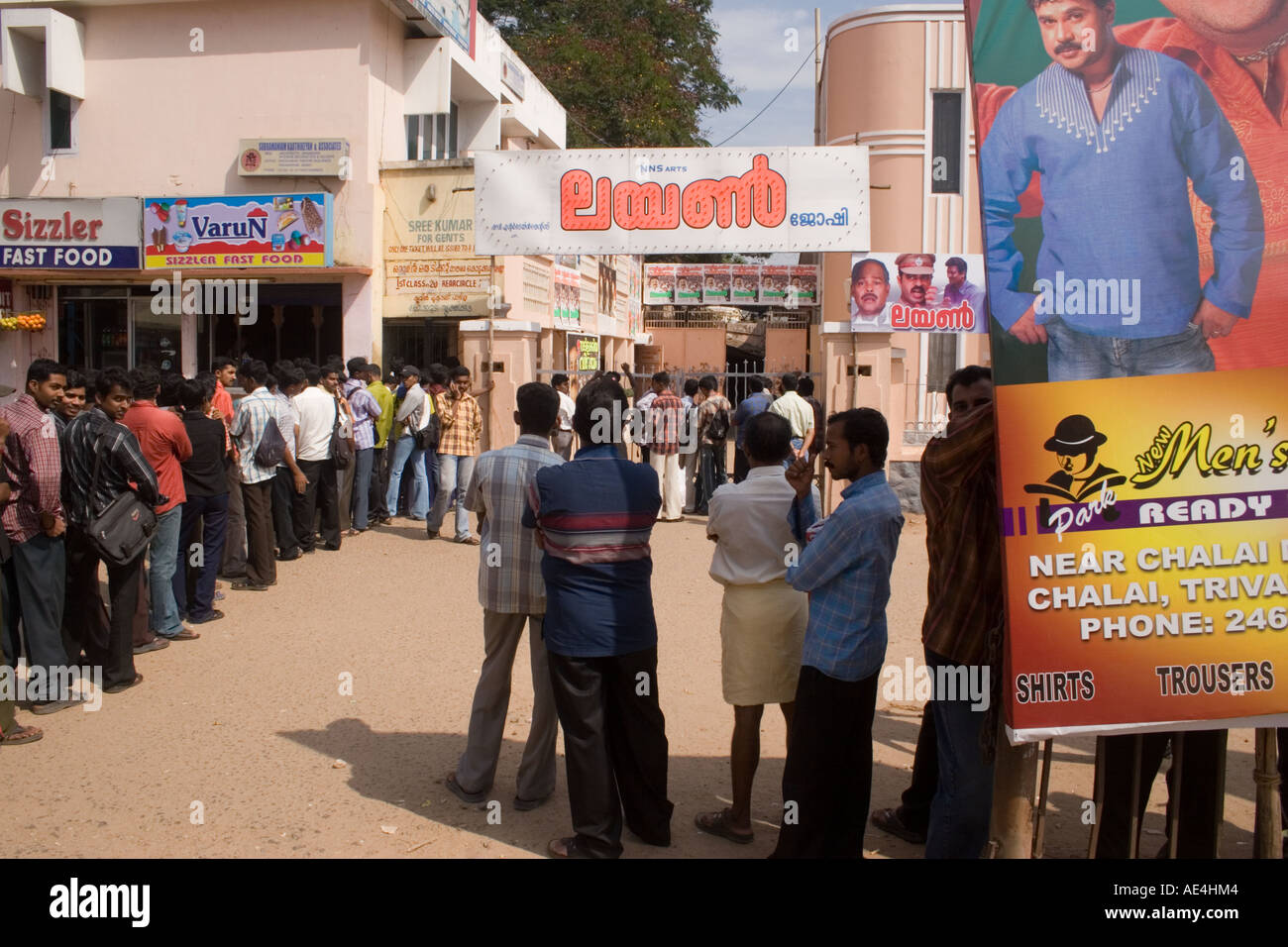 India cinema queue hi-res stock photography and images - Alamy