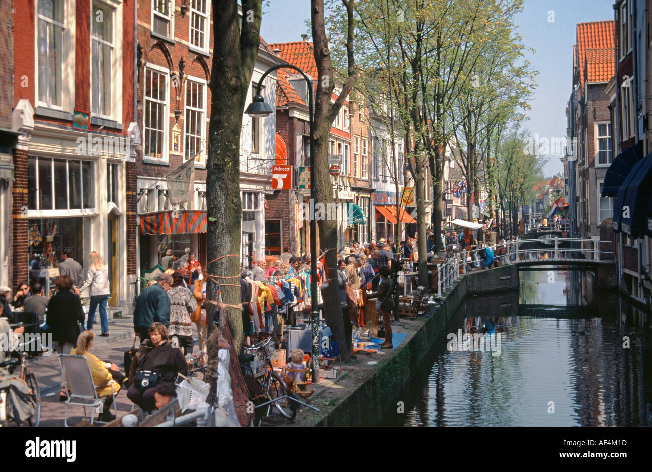 Niederlande Delft Altstadt Flohmarkt an einer Gracht Stock Photo