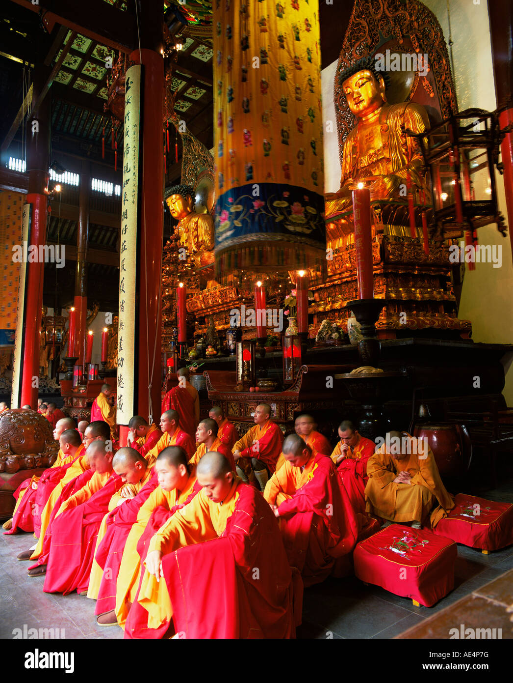 Buddhist monks worshipping in the Grand Hall, Jade Buddha Temple (Yufo Si), Shanghai, China, Asia Stock Photo