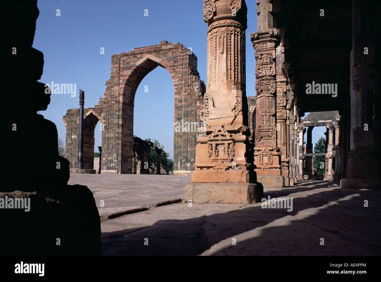 Iron pillar in the Quwwat ul Islam mosque, Delhi, India, Asia Stock Photo