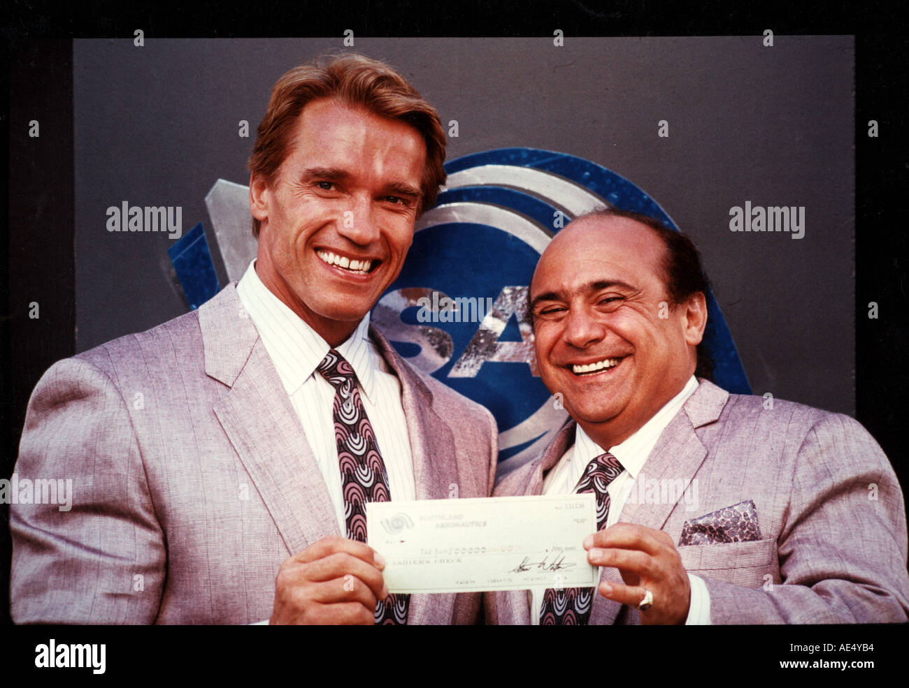 TWINS Arnold Schwarzenegger and Danny DeVito in the 1988 film Stock Photo