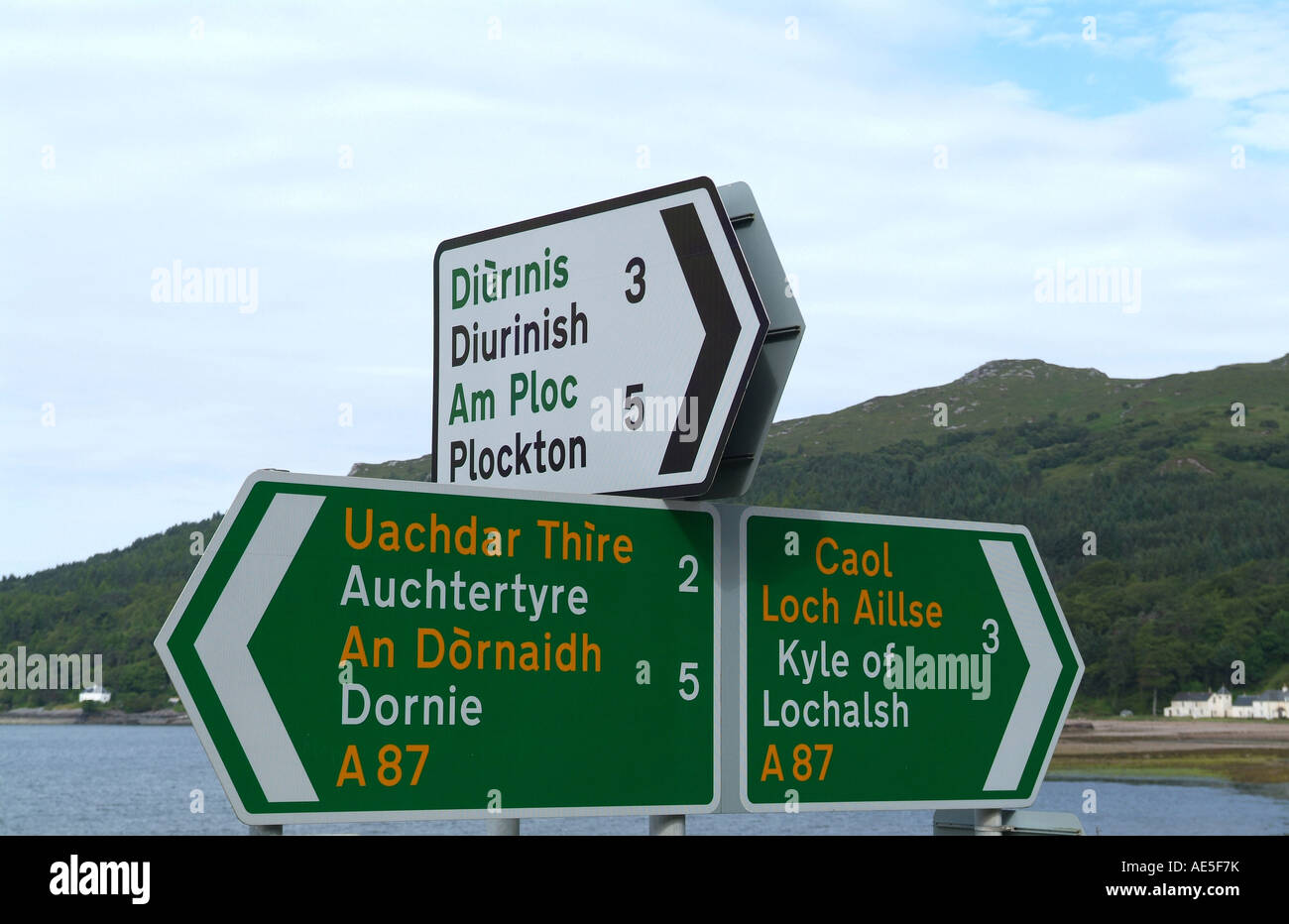 gaelic-and-english-bi-lingual-road-signs-nr-kyle-of-lochalsh-highland-AE5F7K.jpg