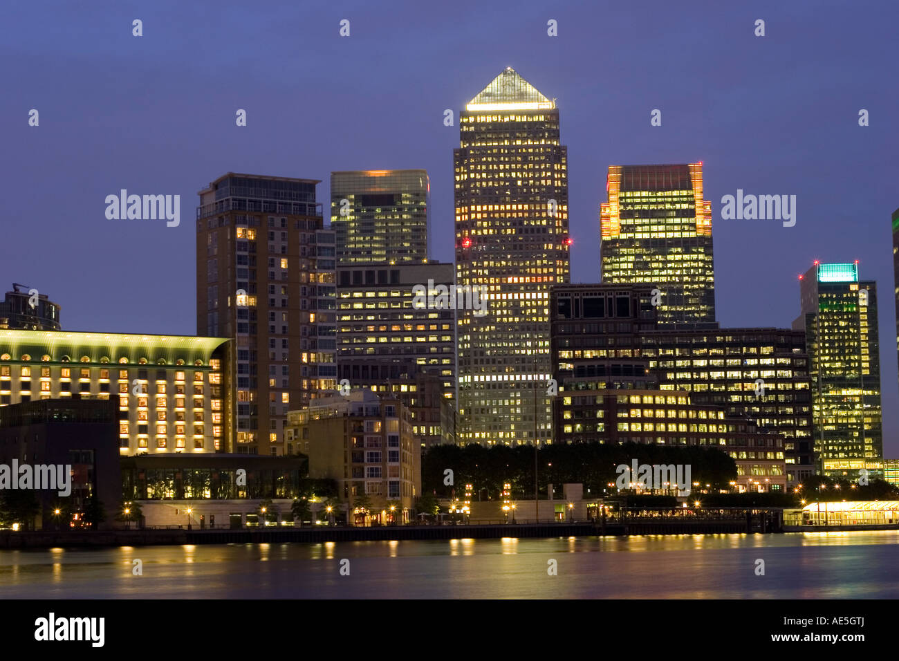 London's Canary Wharf at night Stock Photo - Alamy