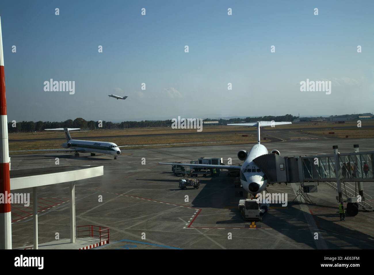 Airport boarding ramp hires stock photography and images Alamy