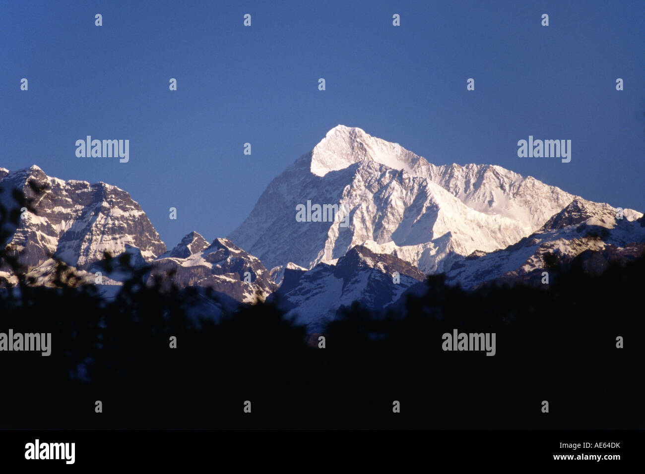 MAKALU PEAK rises 27 766 feet is one of the highest peaks on the planet EASTERN NEPAL Stock Photo