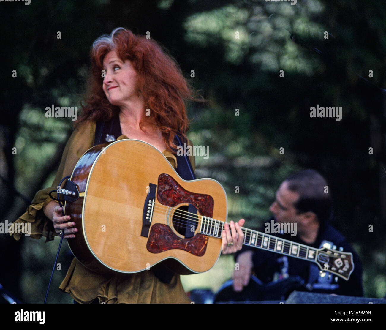 bonnie-raitt-plays-guitar-at-the-annual-esalen-benefit-concert-in-AE689N.jpg