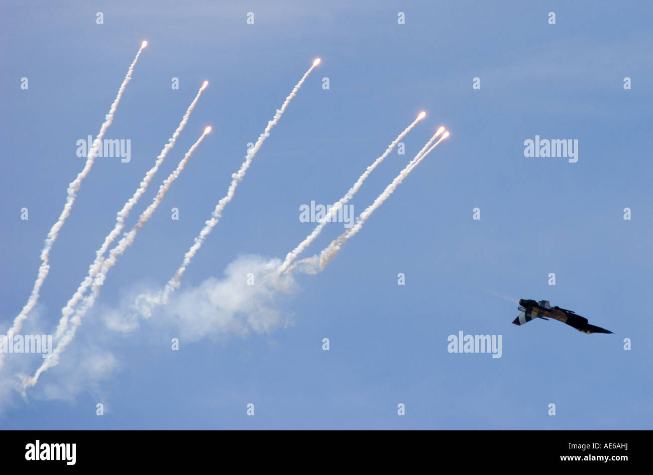 J 055 Netherlands Air Force F16f Fighting Falcon Jet Fighter Firing Anti Heat Seeking Missile Flares During A Flying Display Stock Photo Alamy