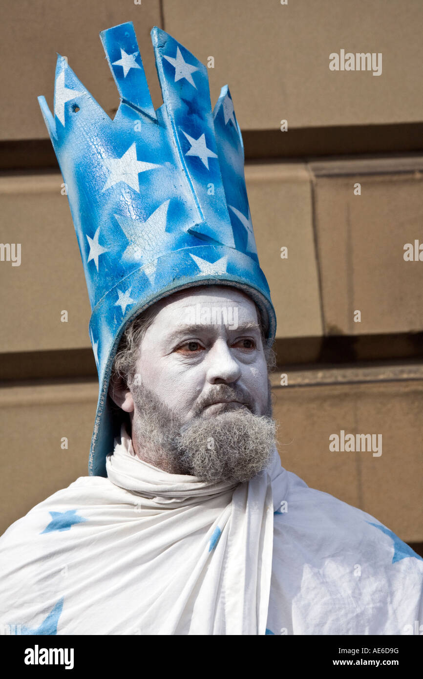 The wish wizard living statue at the Edinburgh festival fringe Royal Mile, Scotland. Stock Photo