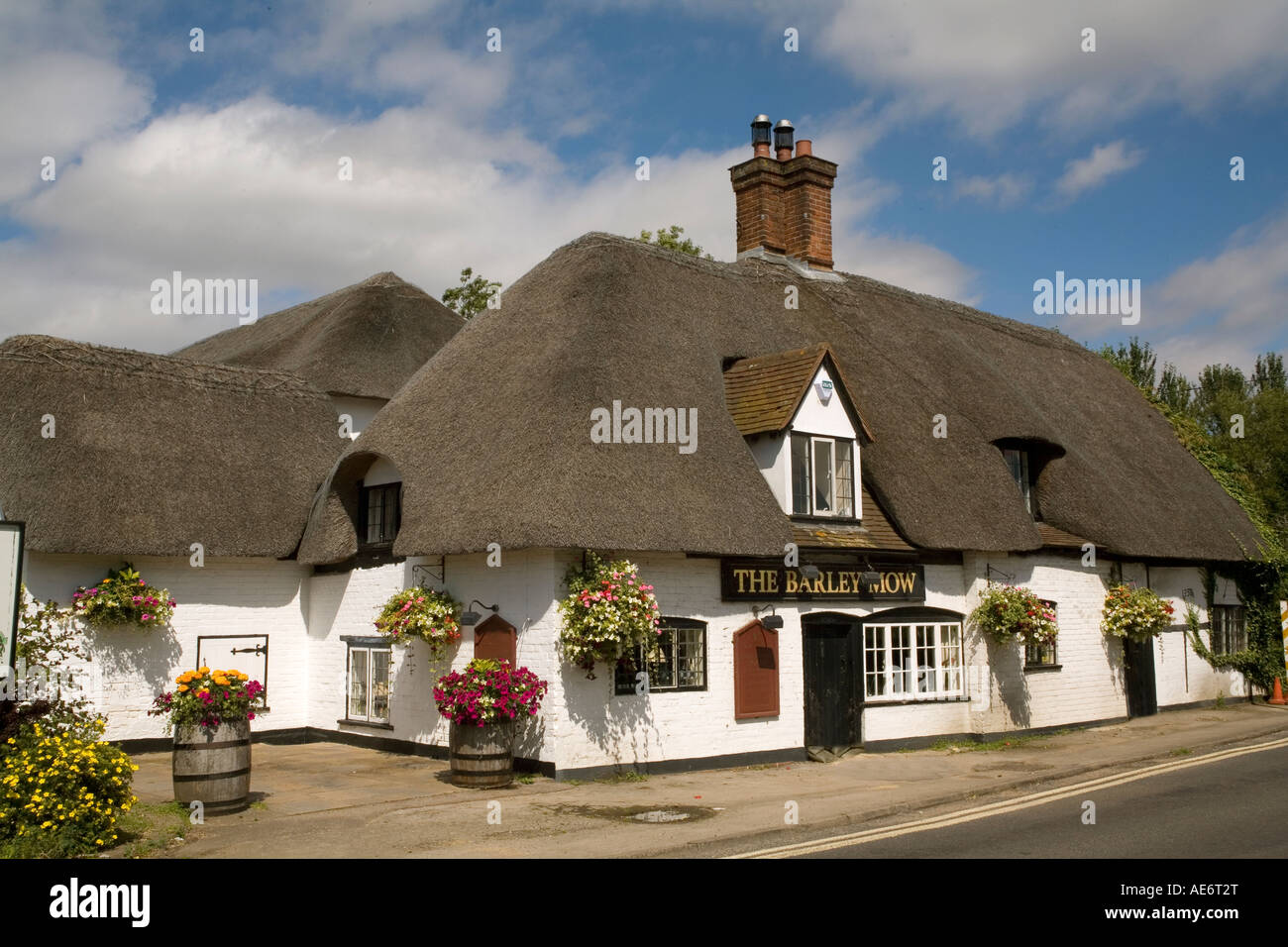 England. Oxfordshire. Clifton Hampden. Barley Mow pub Stock Photo