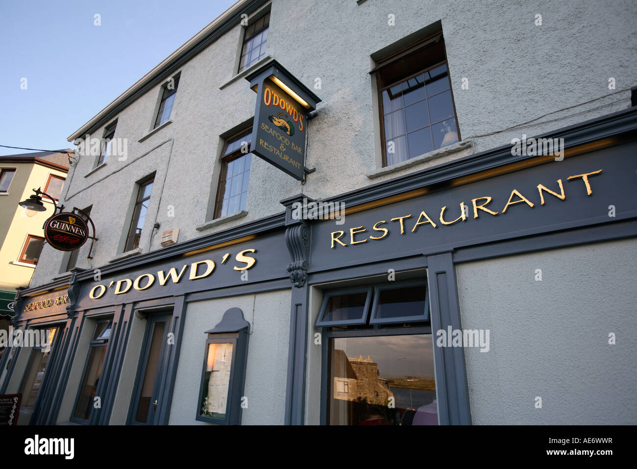 europe west coast of ireland county galway roundstone the front of o dowd s seafood bar and restaurant Stock Photo