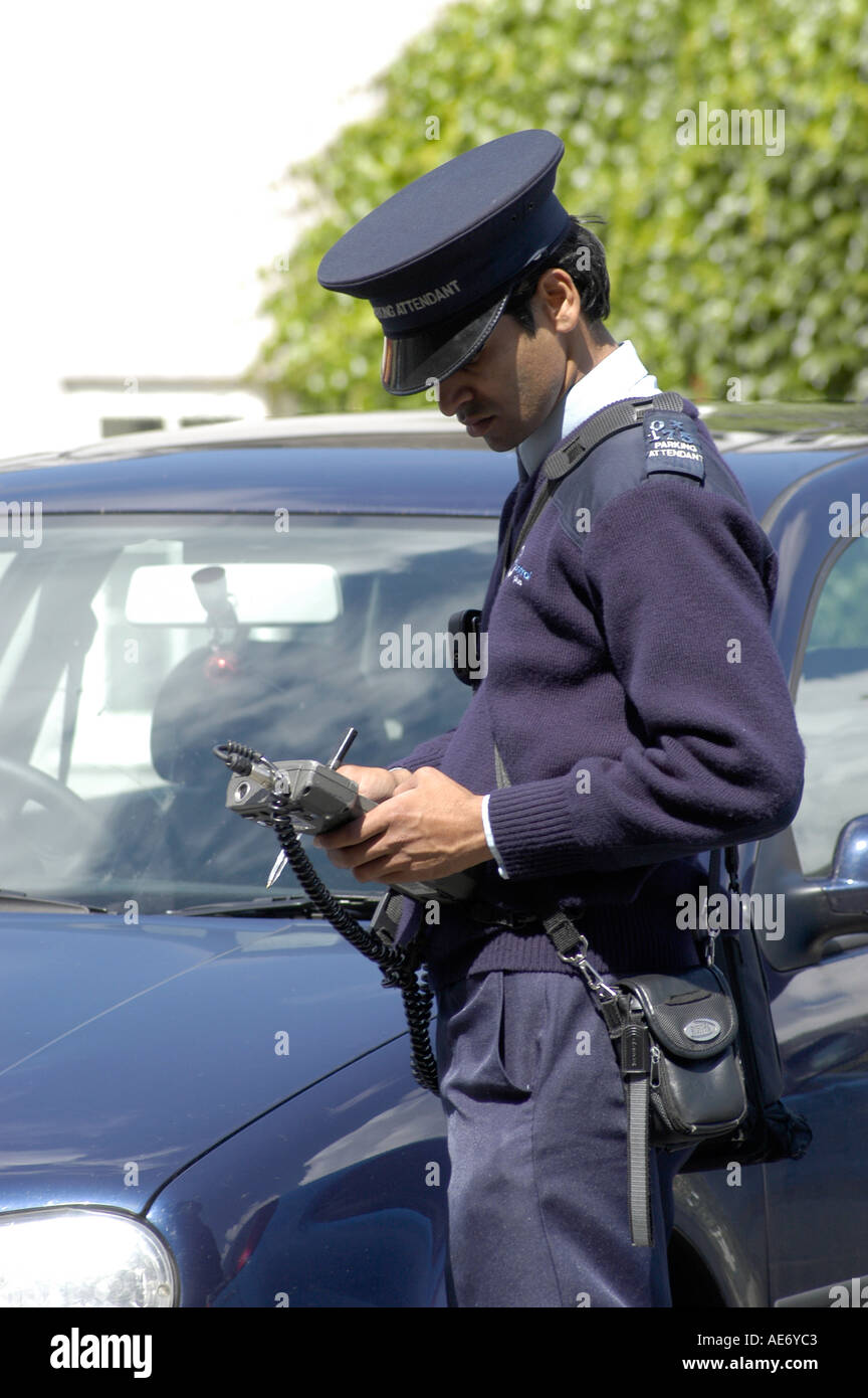 Traffic parking officer issuing a parking ticket in Oxfords Broad Street Stock Photo