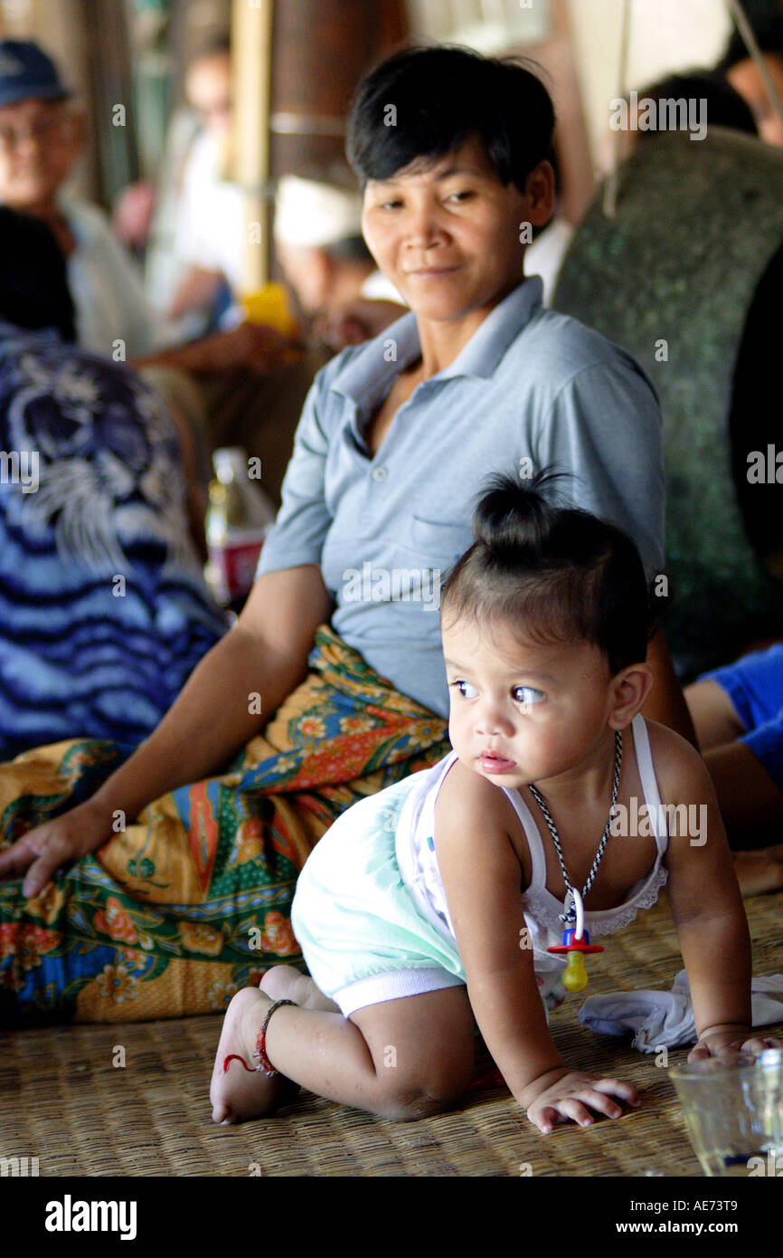 Woman and Small Baby Girl, Kamung Annah Rais, a Bidayuh Longhouse, Kuching, Sarawak, Borneo, Malaysia Stock Photo