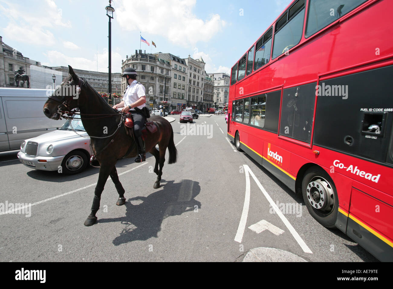 British mounted police hi-res stock photography and images - Alamy