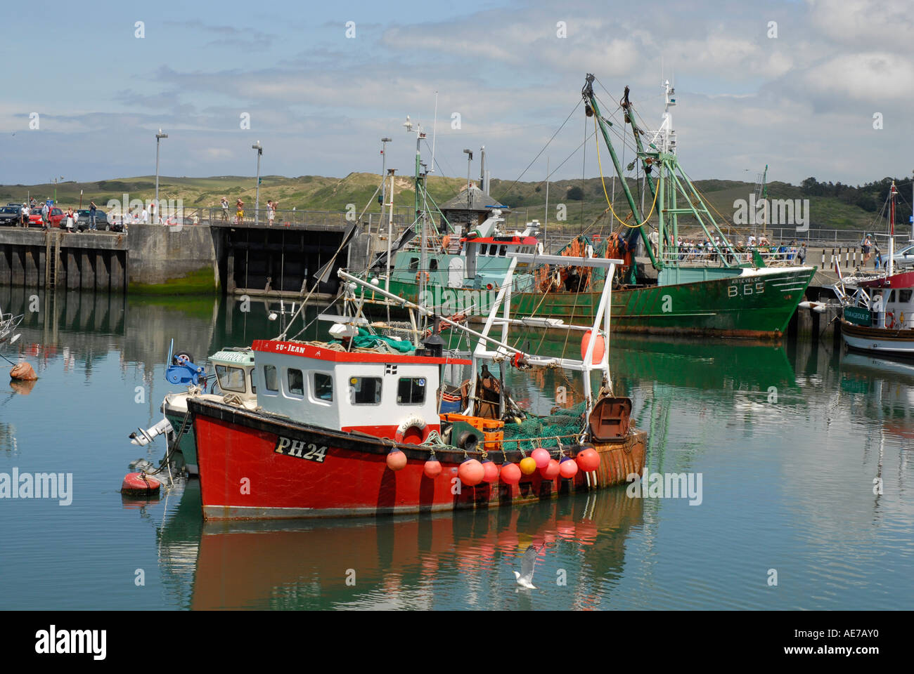 Padstow cornwall harbour boat hi-res stock photography and images - Alamy