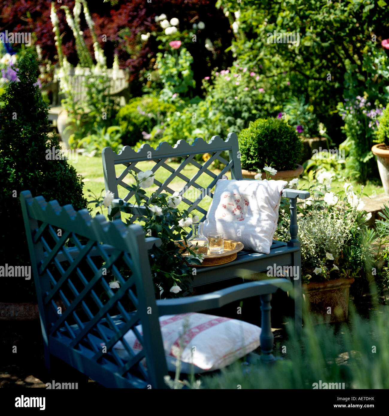 Cour-jardin informel à l'automne, avec un banc en bois et pavage  traditionnel patio Photo Stock - Alamy