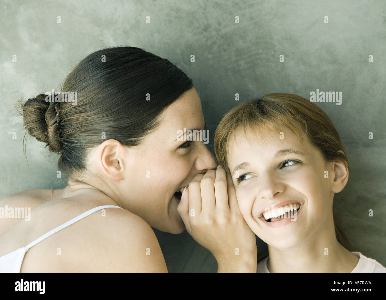 Depositphotos_83730998-stock-photo-two-female-friends-talking-and. Две женщины в возрасте. Depositphotos_83730998-stock-photo-two-female-friends-talking-and. Разговаривают две женщины серьезно. Девушки болтают на улице.