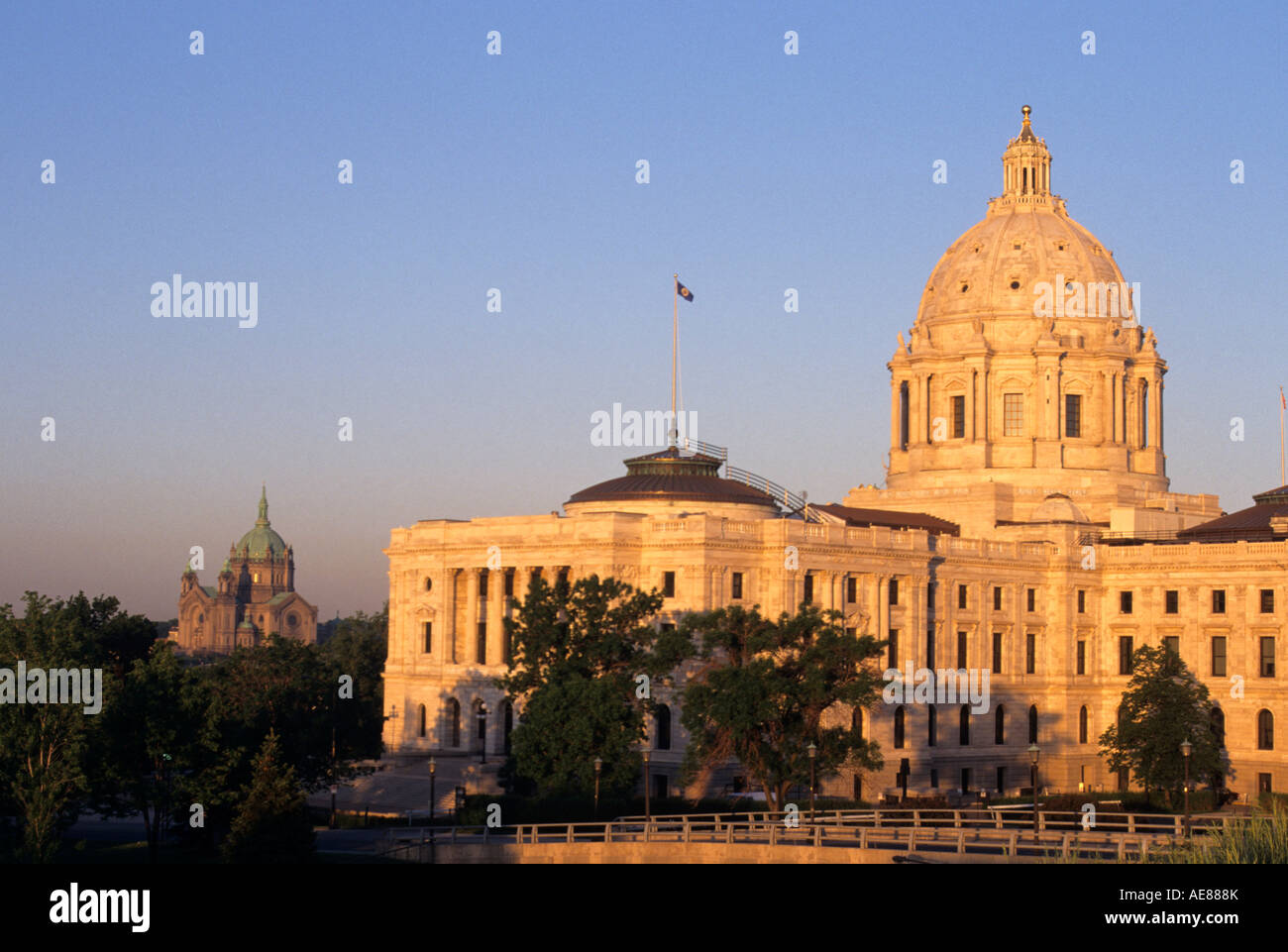 MINNESOTA STATE CAPITOL AND ST. PAUL CATHEDRAL, ST. PAUL, MINNESOTA. SUMMER. TWIN CITIES Stock Photo