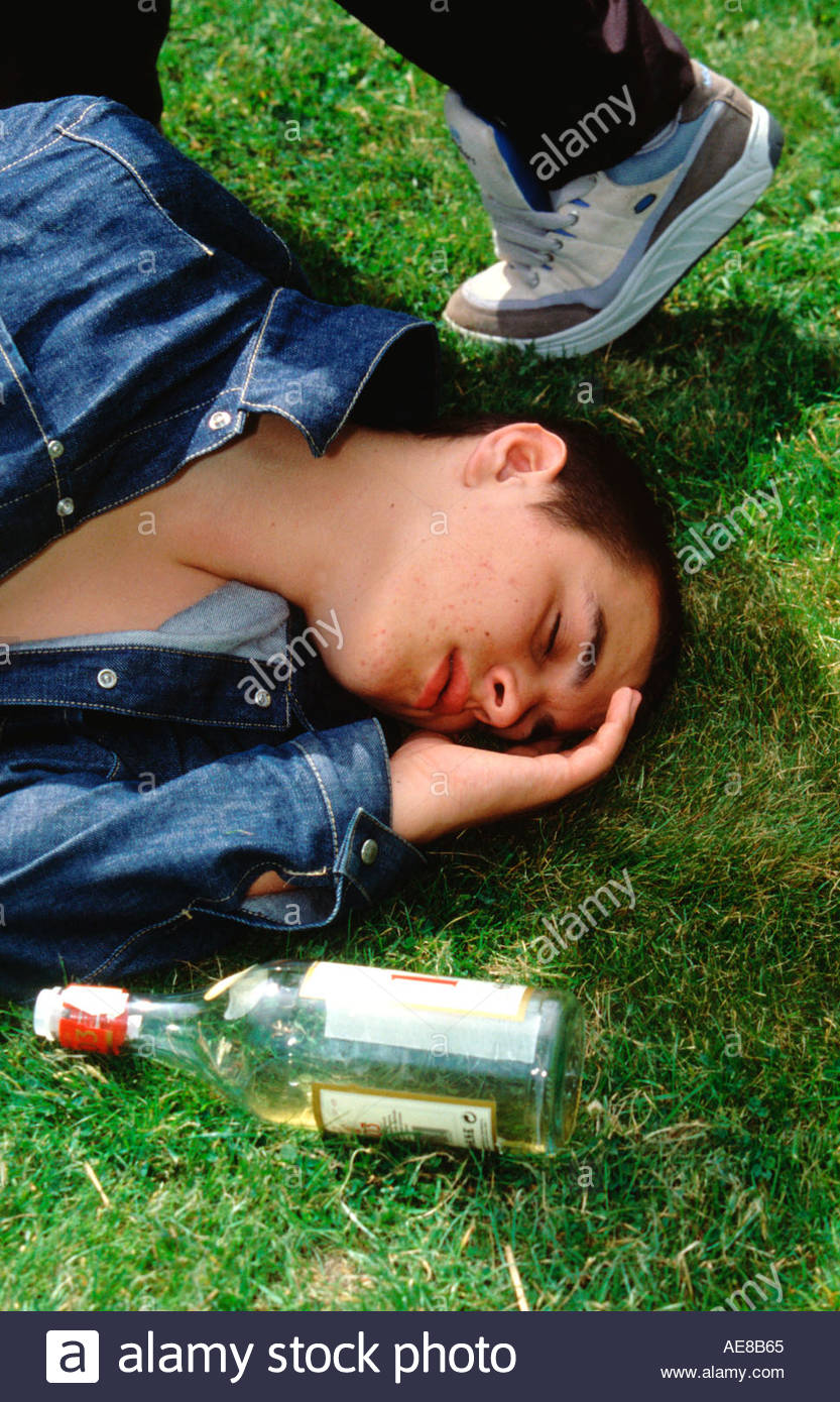 You Drunk girl pass out Drunk girl pass out