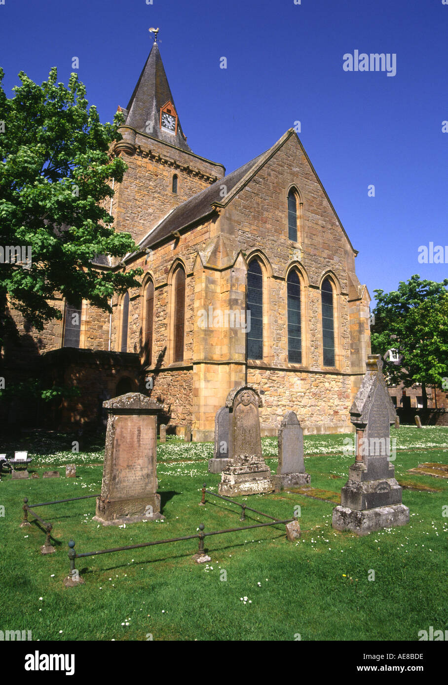 dh DORNOCH SUTHERLAND Dornoch cathedral and graveyard Stock Photo Alamy