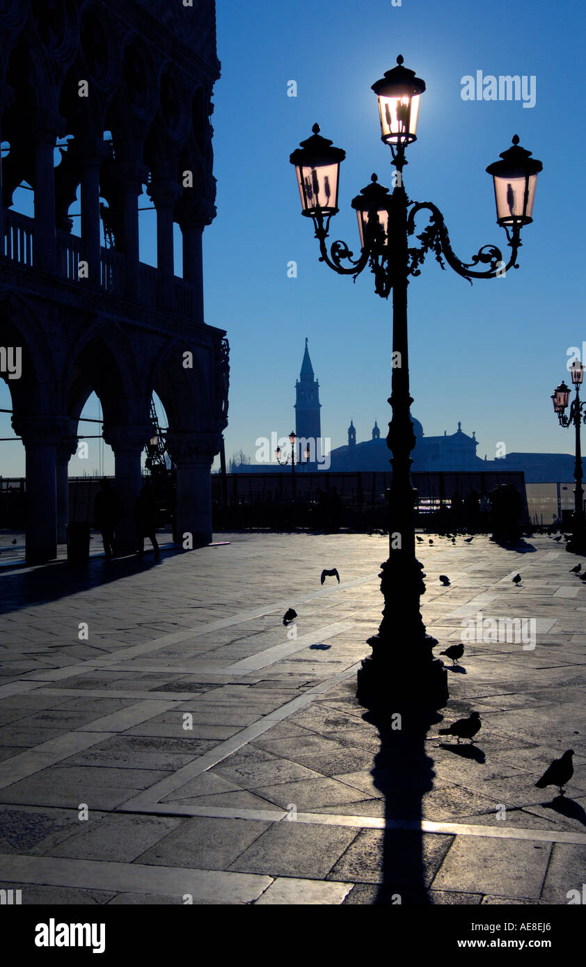 Street lamp silhouette hi-res stock photography and images - Alamy
