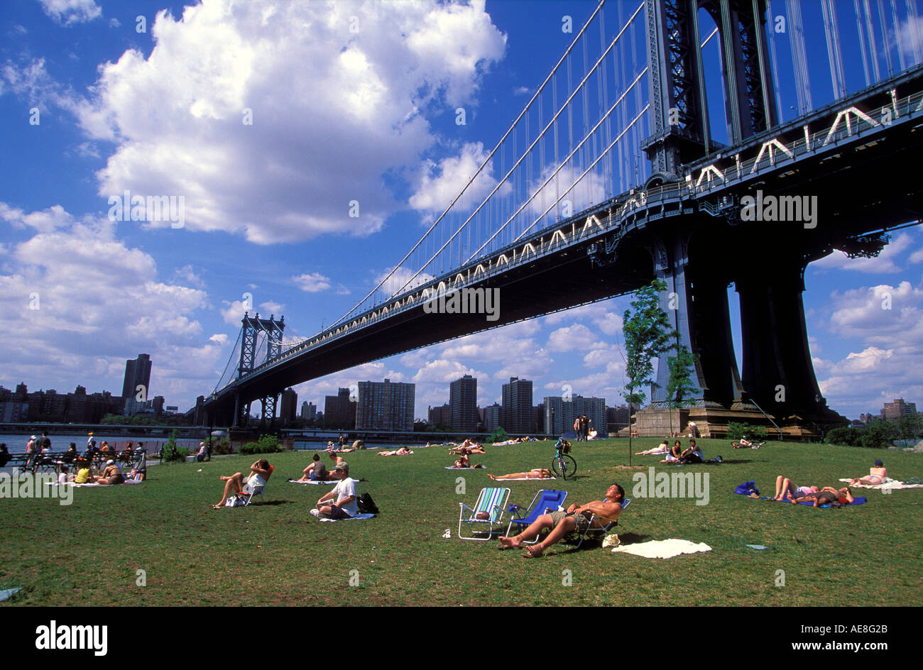 People in brooklyn bridge park hi-res stock photography and images - Alamy