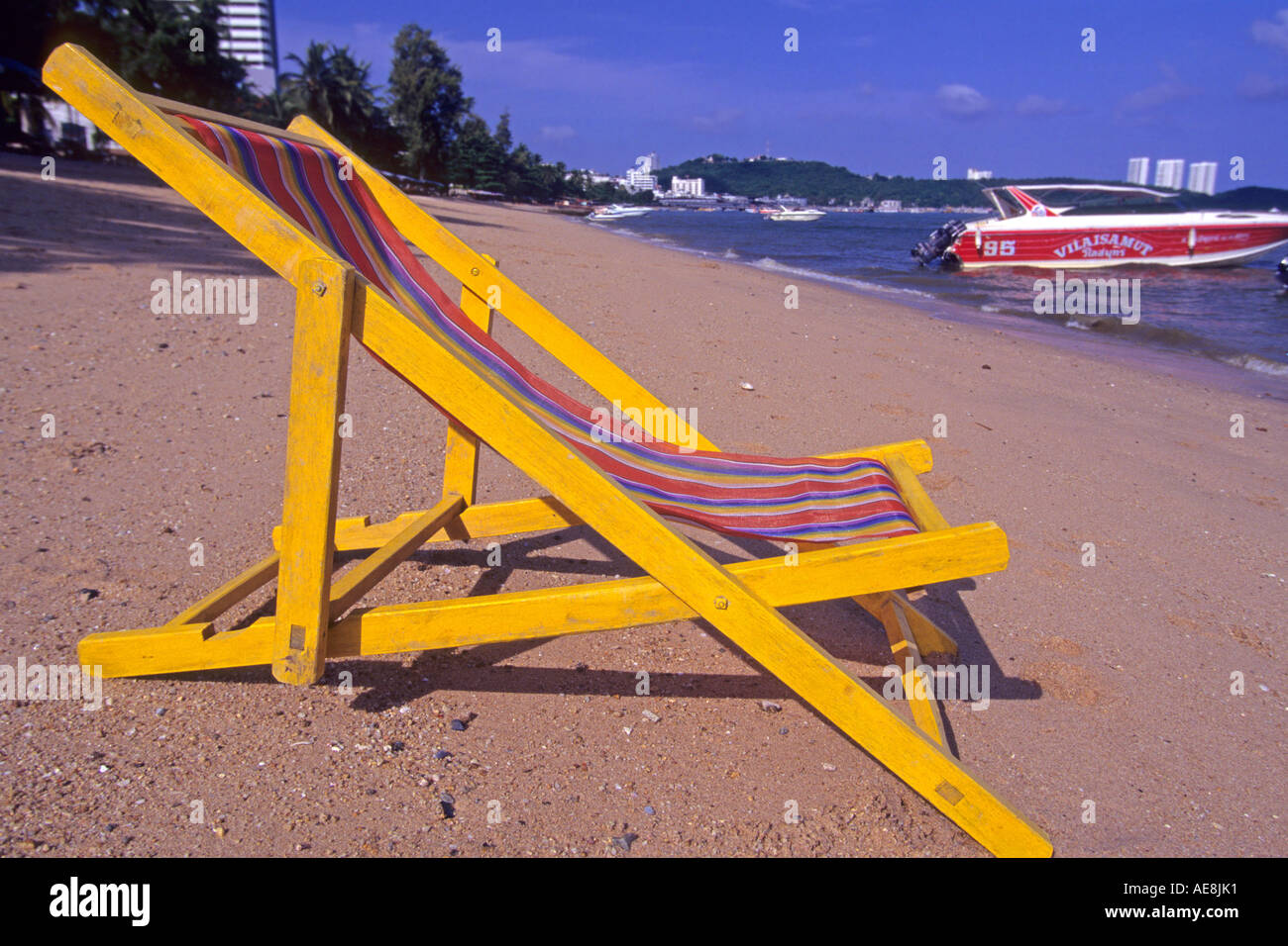 Empty deck chair on dock hi-res stock photography and images - Alamy