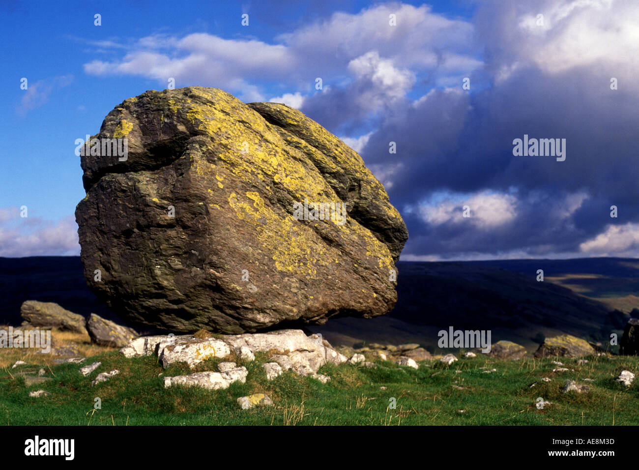 Austwick boulder erosion erratic geographical geological glacial glacial-effects glacial-debris gritstone limestone Stock Photo