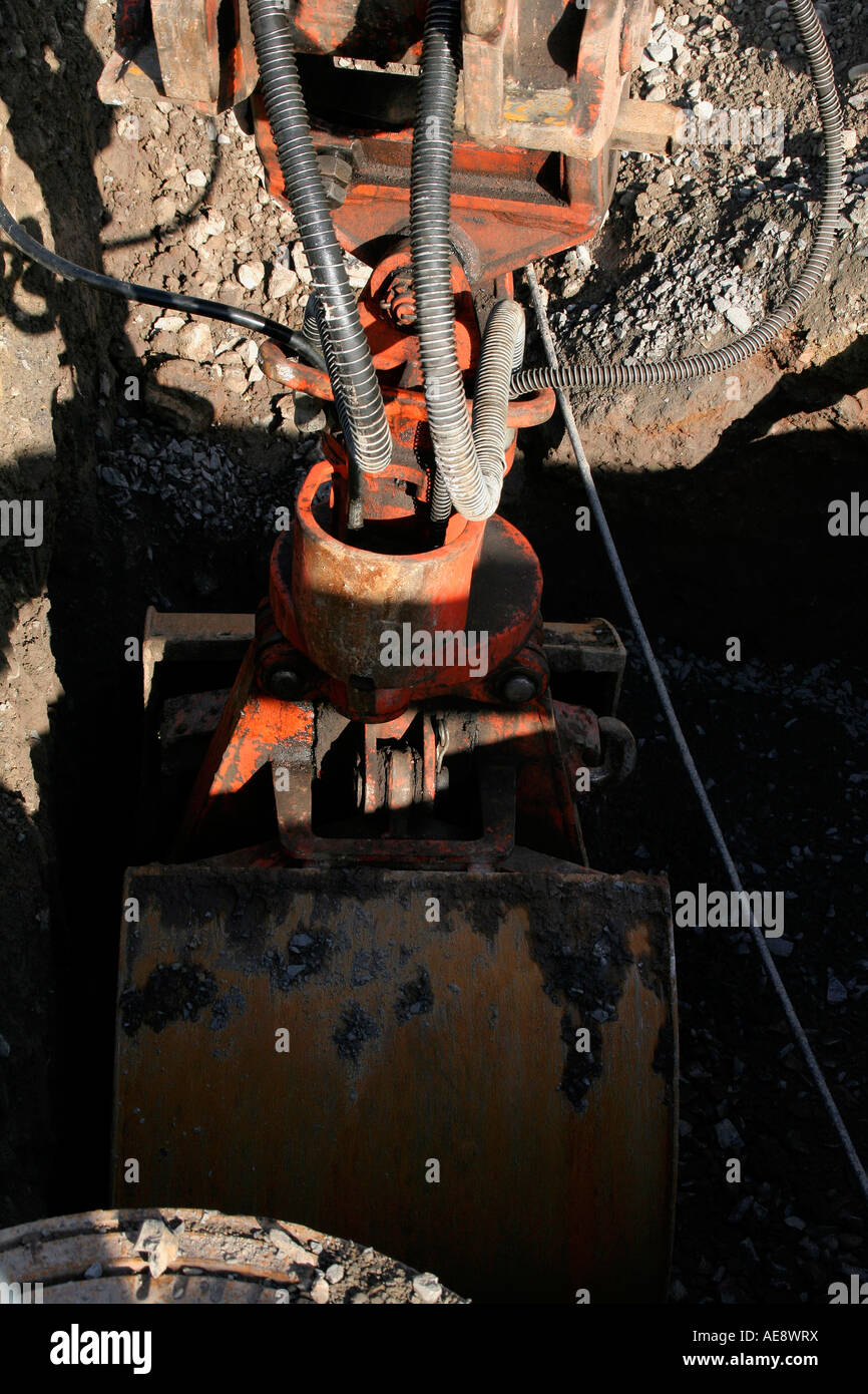Dredging shovel grip arm in the excavator hole Baggerschaufel Greifer