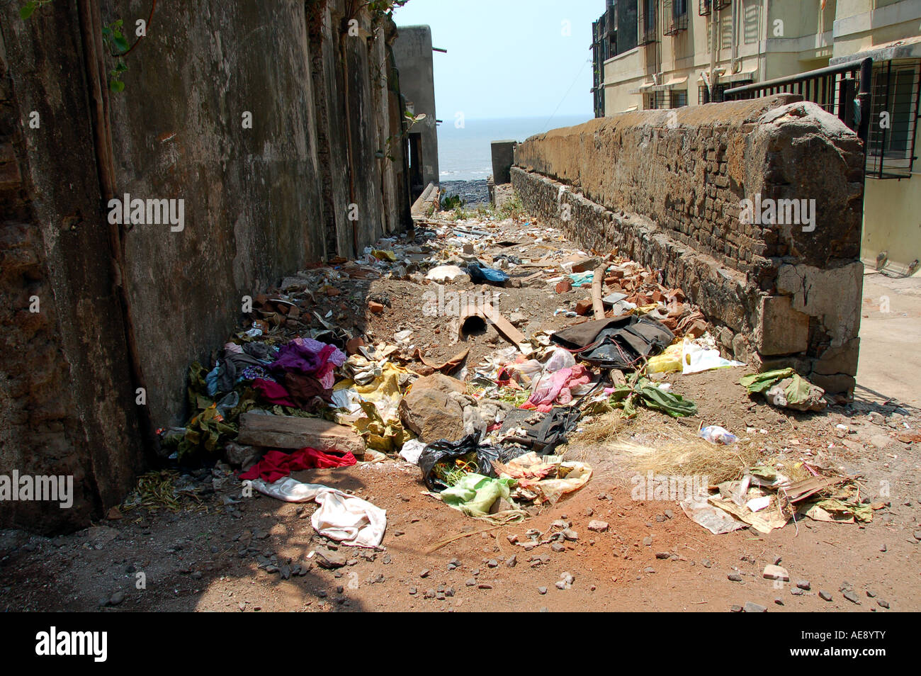 Rubbish in the street in Mumbai, India Stock Photo