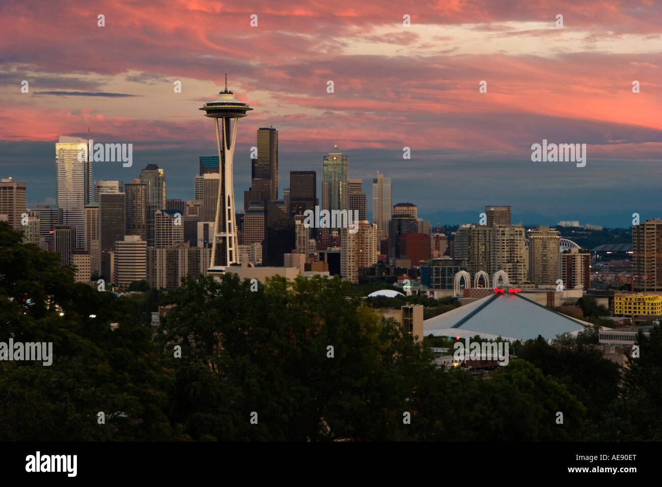 "Seattle skyline from Kerry Park at sunset Stock Photo - Alamy